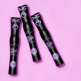 Essence Lash Princess Sculpted Volume Mascara no clumps during application for a smooth finish.