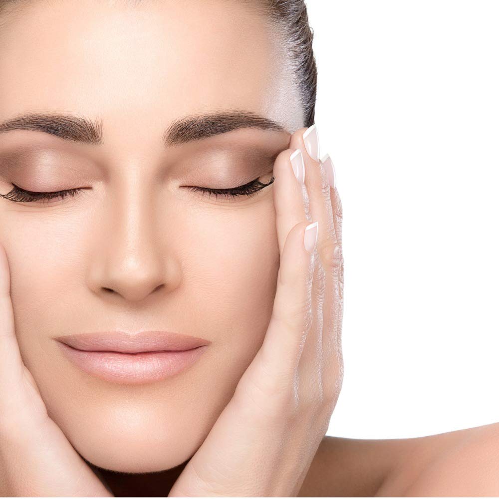 Box label of Essence Of Arcadia Eye Gel highlights organic ingredients and actives.