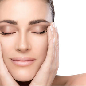 Box label of Essence Of Arcadia Eye Gel highlights organic ingredients and actives.