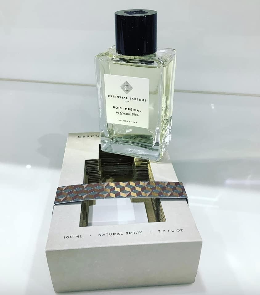 Bois Imperial EDP cap detail, smooth spray action for on-the-go use.