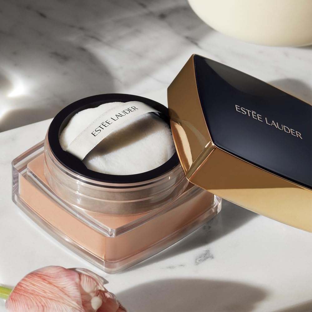 Estée Lauder Double Wear Sheer Flattery powder application shows lightweight, matte or glow finish.