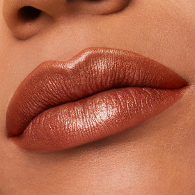 Estée Lauder Pure Color Hi-Lustre lipstick sculpted bullet enables precise lip shaping.