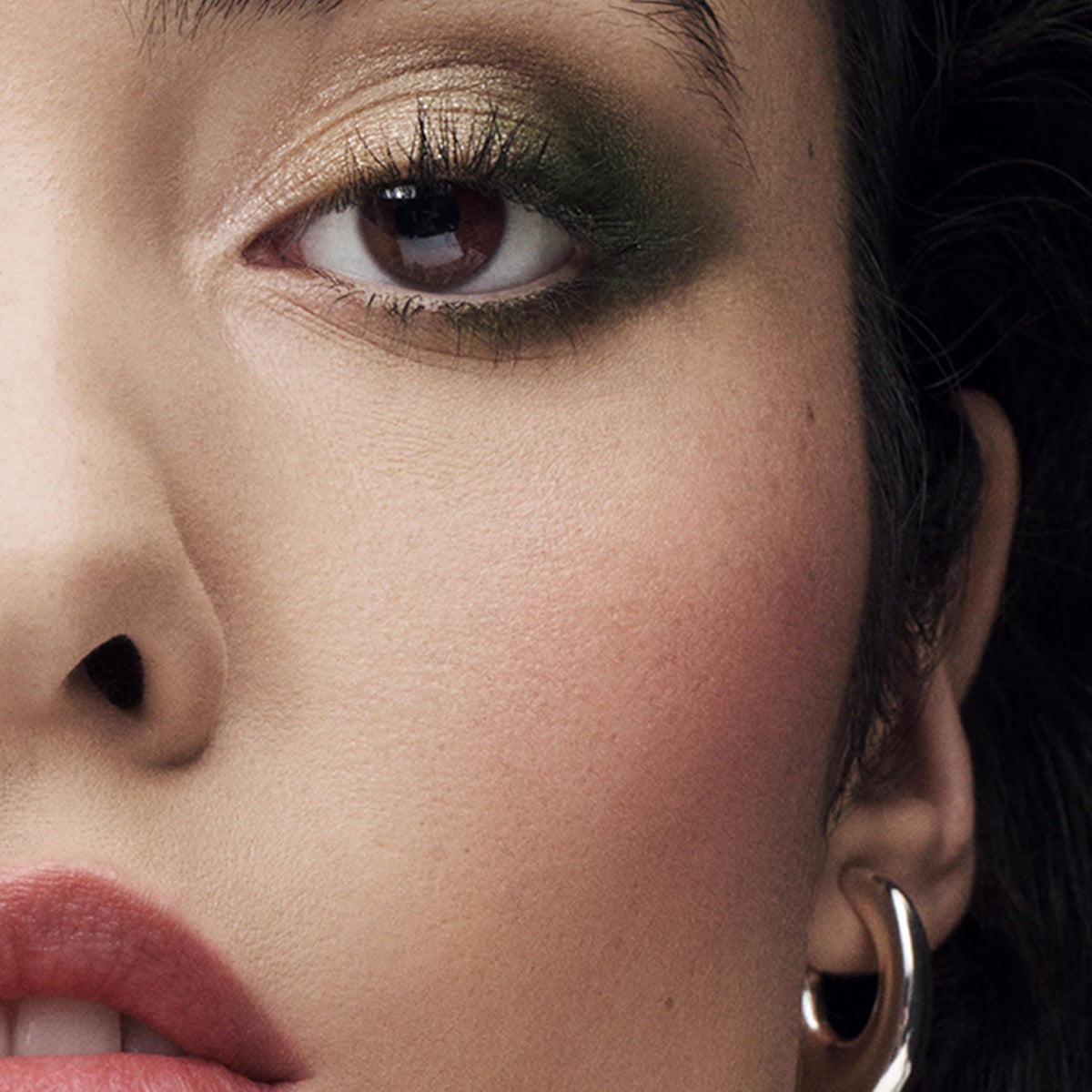 Estée Lauder Pink Kiss two-shade panel shows buildable contour.
