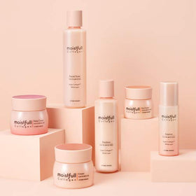 Etude Moistfull Collagen Essence droplets demonstrate immediate surface hydration.