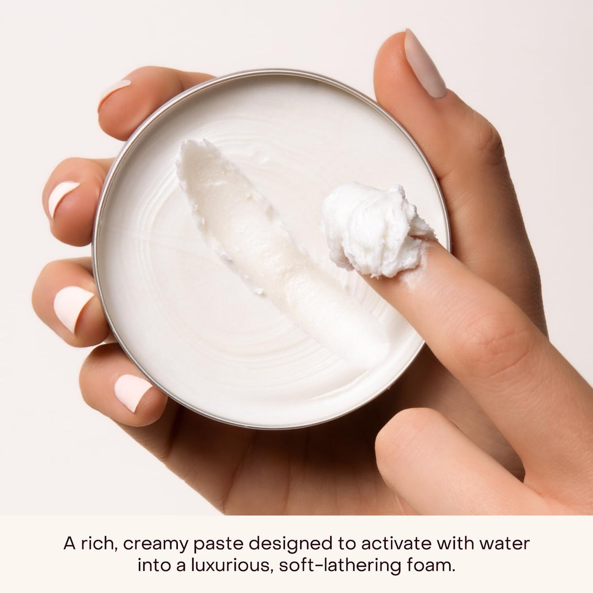 Everist Shampoo Concentrate application on hair—waterless formula activates with water.
