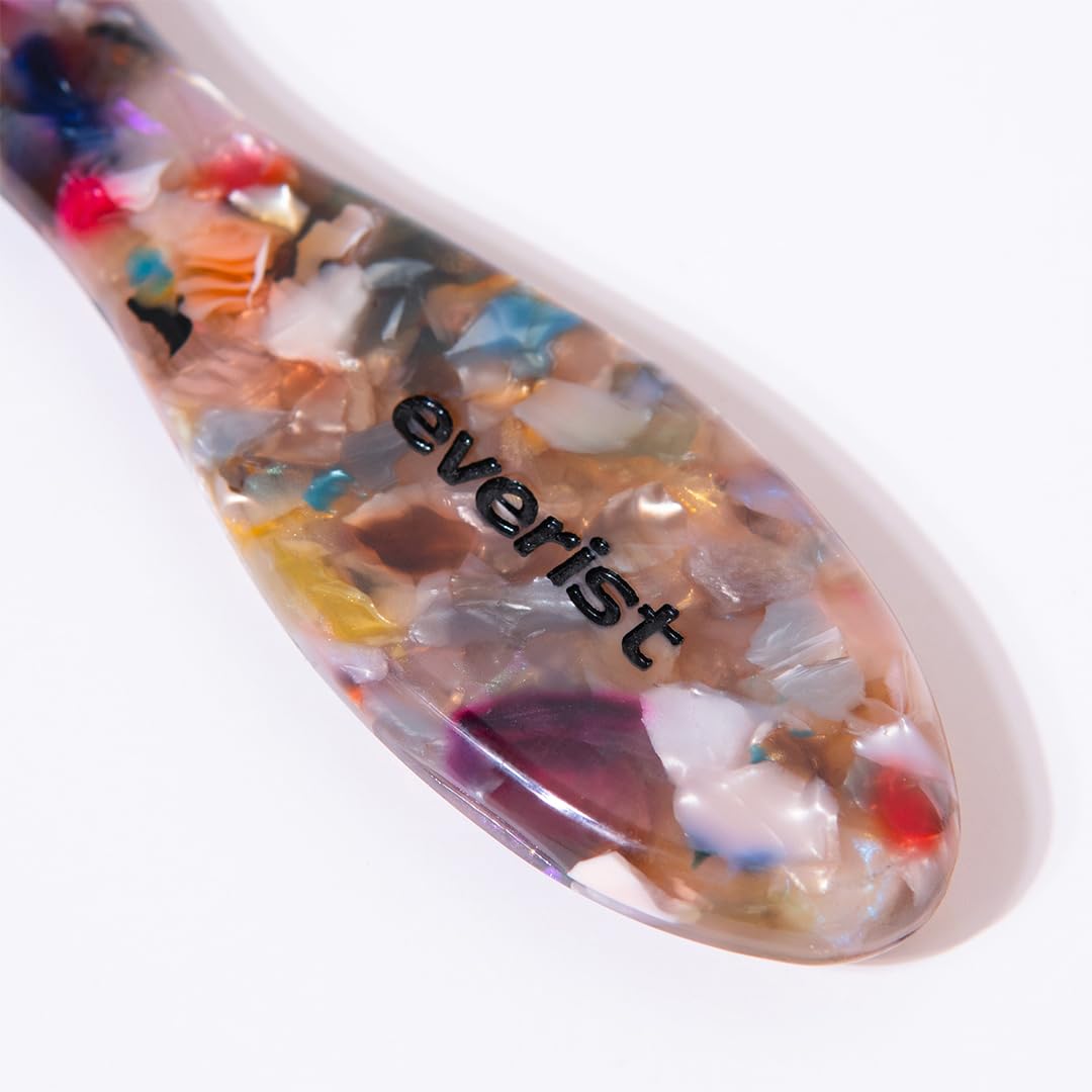 Everist Smooth and Shine brush recycled-materials finish emphasizing sustainable design and unique texture.