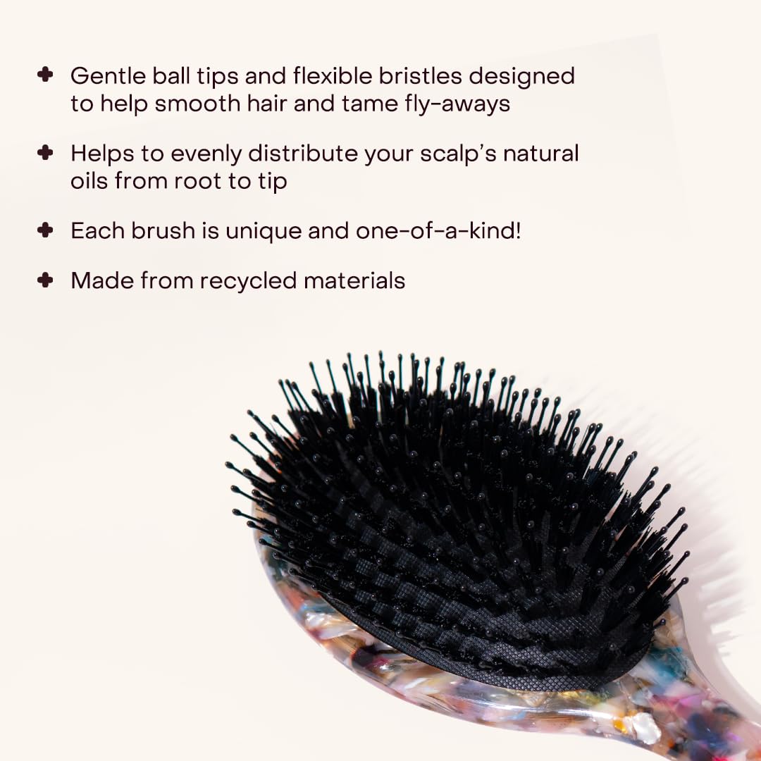 Everist Smooth and Shine brush with vegan boar bristles highlighting oil distribution for added shine.