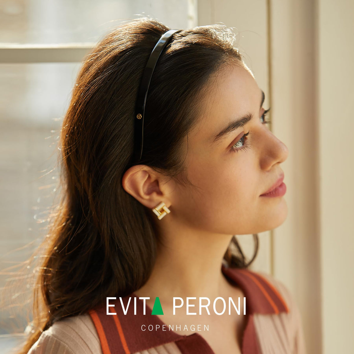 EVITA PERONI headband shows elastic material for secure grip