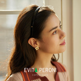 EVITA PERONI headband shows elastic material for secure grip