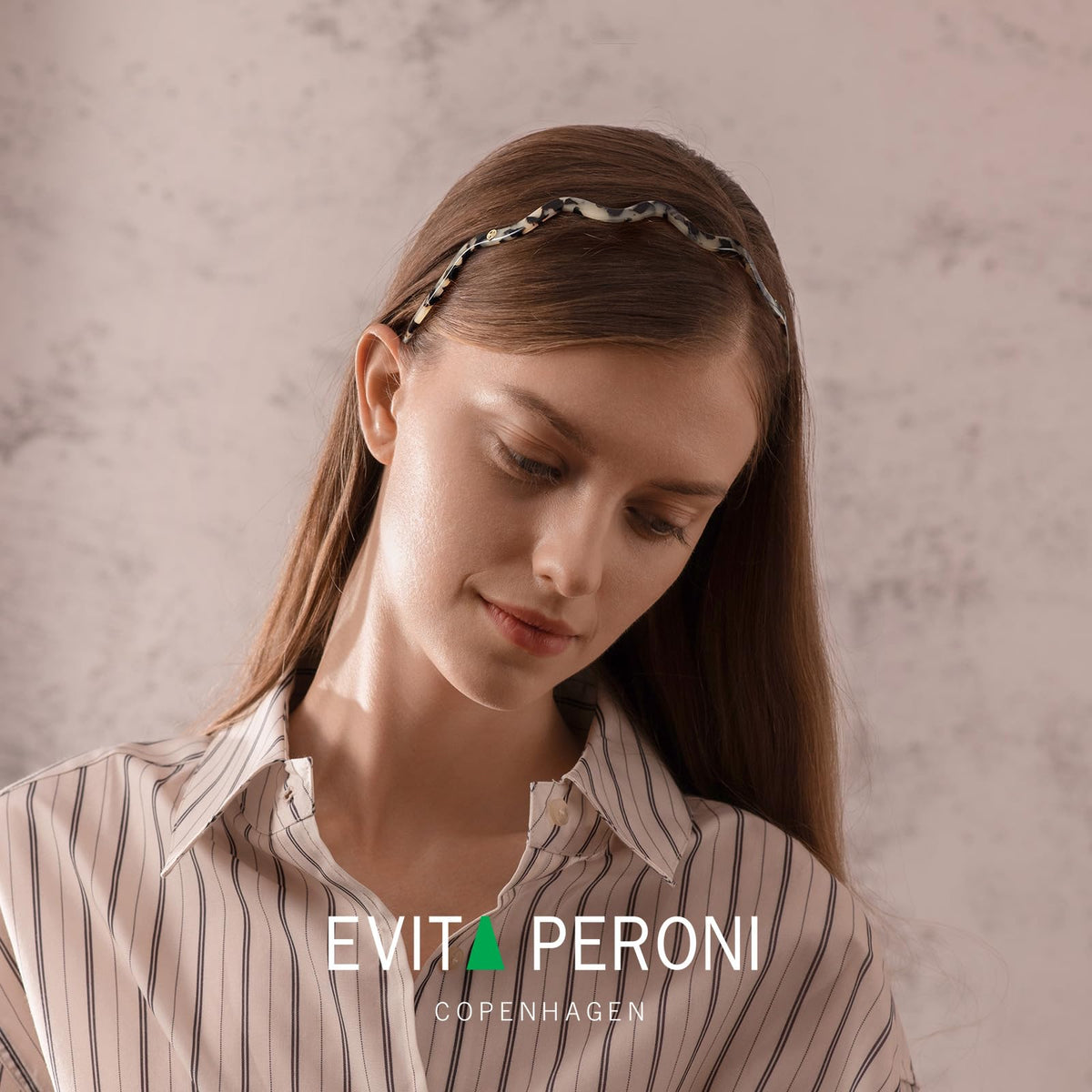 EVITA PERONI Wavy Glasses Headband ideal for makeup, workouts, and routines