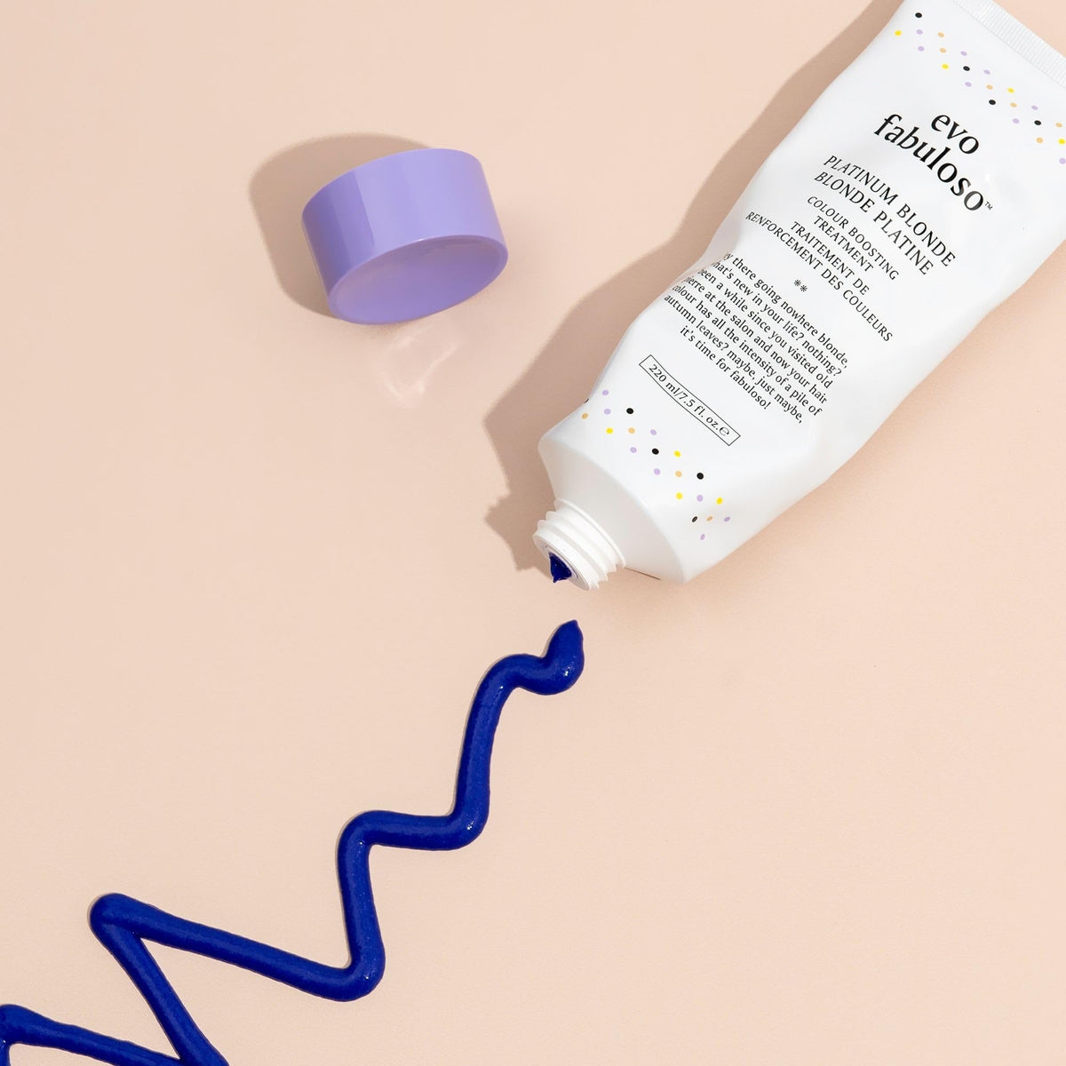 Bathroom setup featuring EVO Fabuloso Platinum conditioner for convenient care.