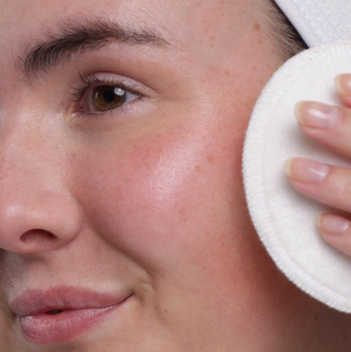 Evolve Deep Clean Micellar Water moringa peptides detail for micro-particle removal.