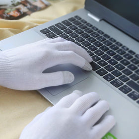 White L/XL Evridwear gloves fit a range of hand sizes