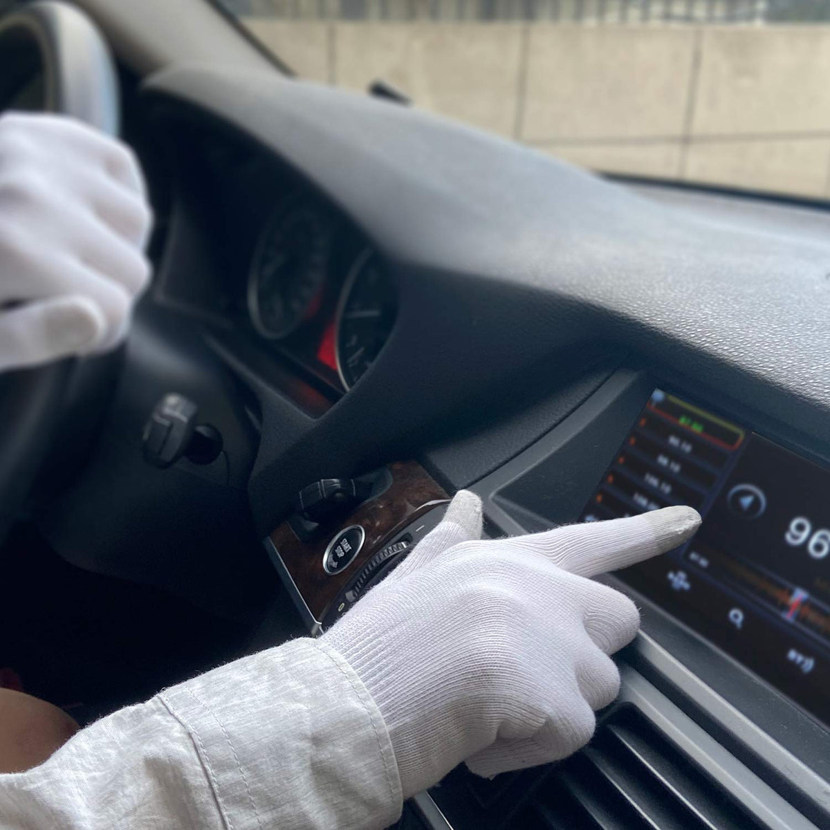 Night care with Evridwear gloves supports moisturizing routines