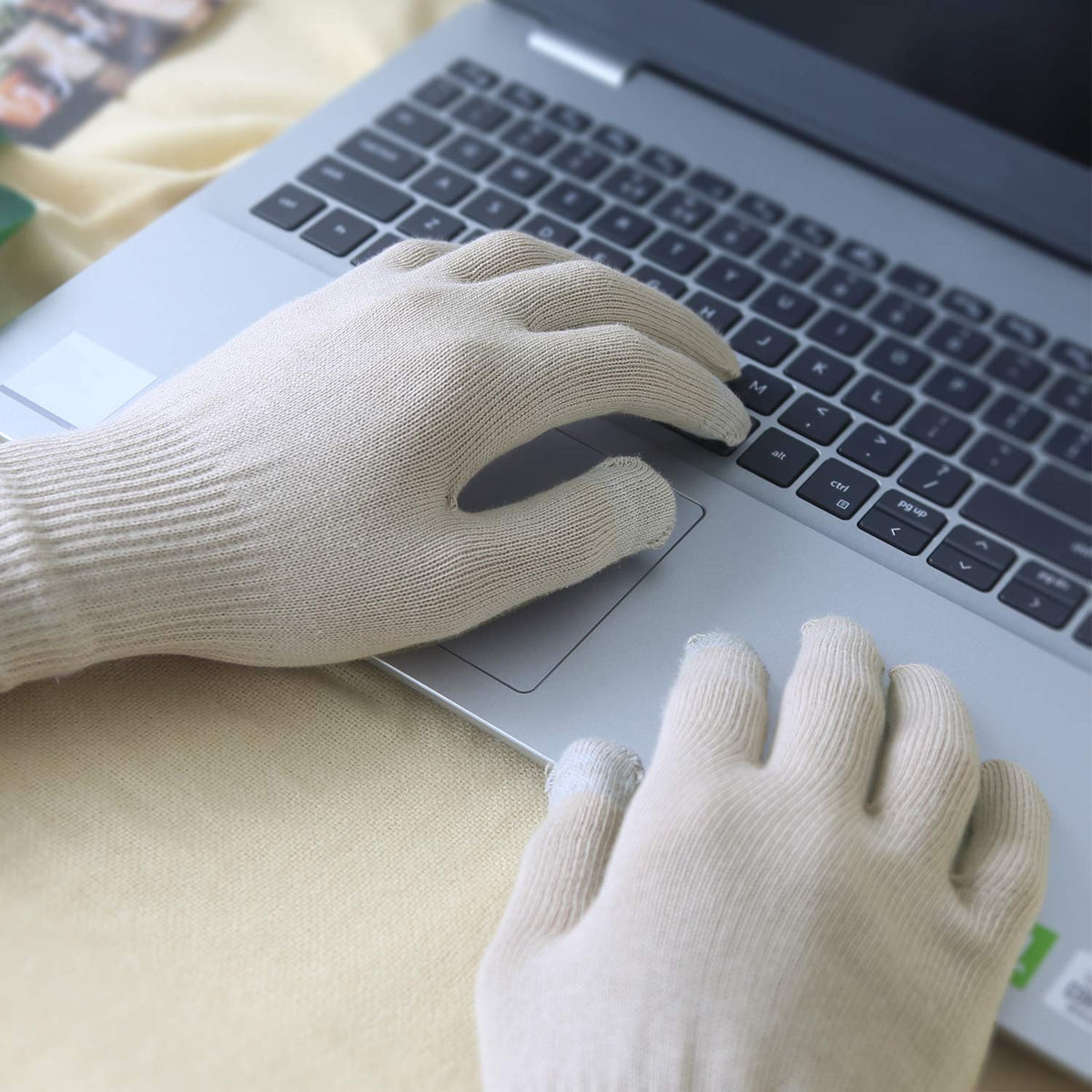 Evridwear lightweight beige gloves for comfortable wear.
