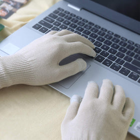 Evridwear lightweight beige gloves for comfortable wear.
