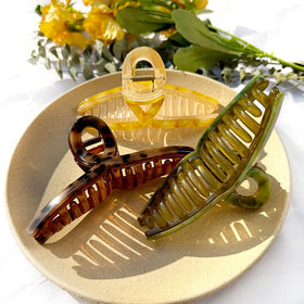 Close-up of FAELBATY clip showing acetate jelly texture and sturdy spring for easy use.