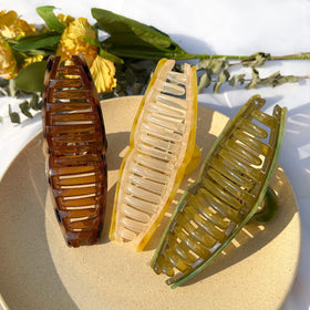 FAELBATY clip close-up highlights the strong spring for easy opening and secure hold.