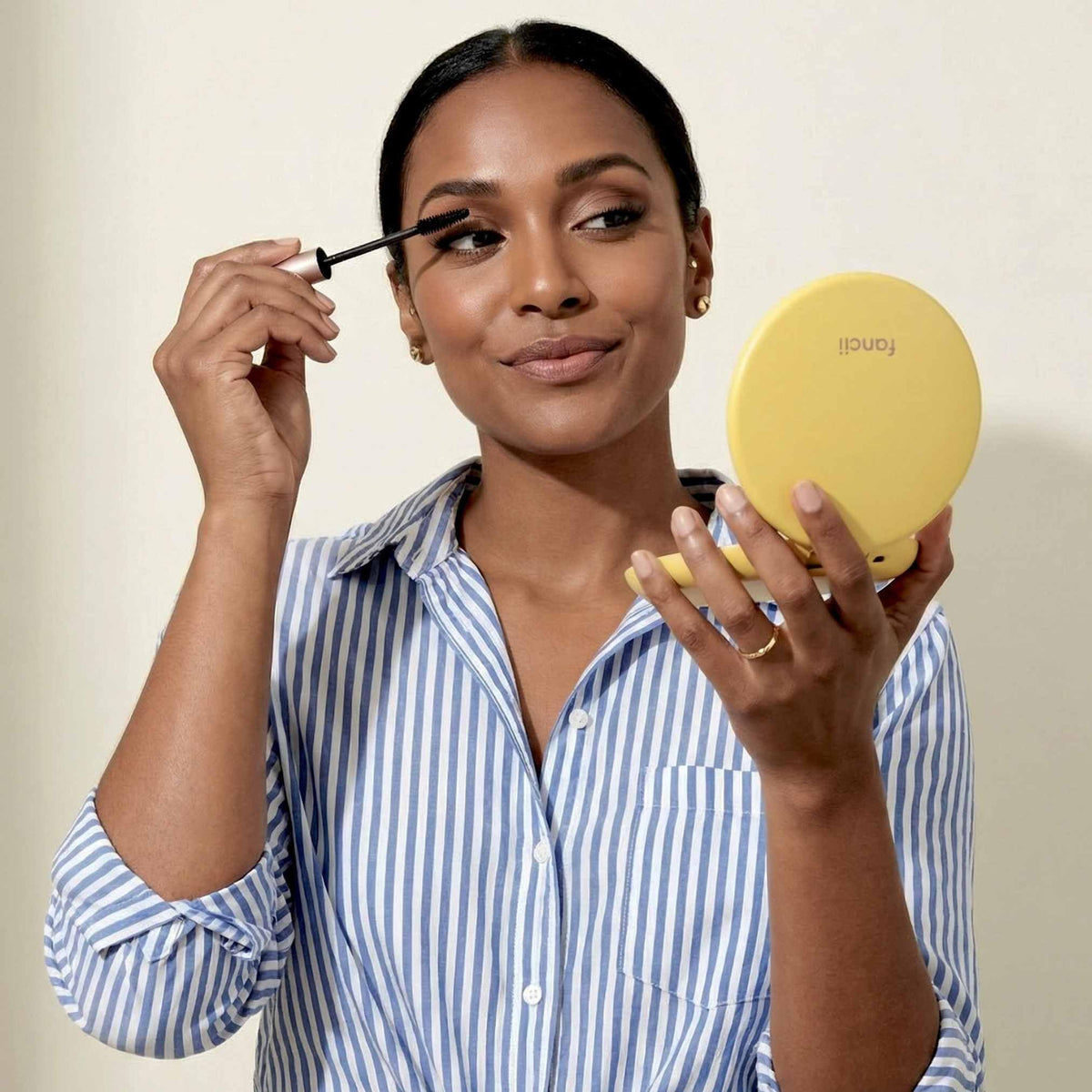 Fancii Taylor mirror with LED on, 1x full-face view for quick touch-ups.