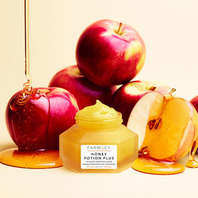 Farmacy Honey Potion spatula magnet attached to lid for mess-free application.