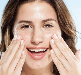 FarmHouse Fresh Kale Water Weightless Moisturizer packaging highlights kale extract for daily moisture and oil control.
