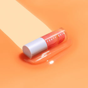 Doe-foot applicator from Fenty Treatz Lip Oil for smooth, cushiony glide.