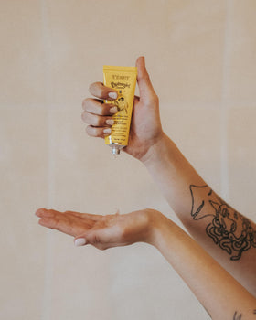 Feret Parfumeur Le Hyalomiel Gel on dry hands demonstrates soothing hydration