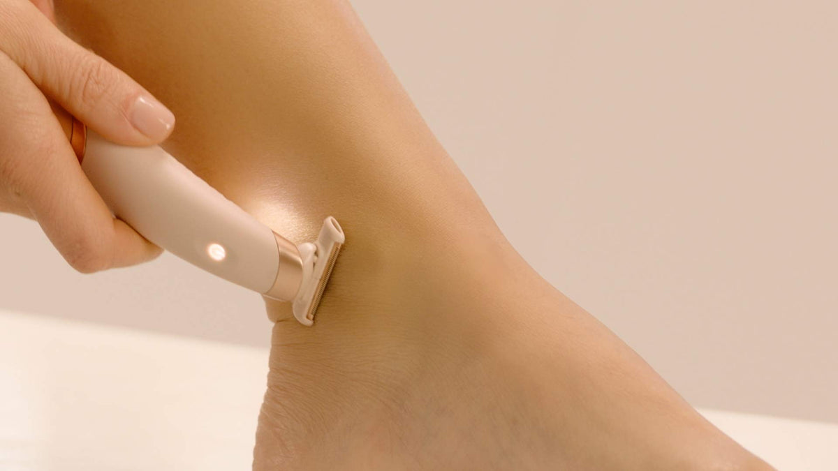Finishing Touch Flawless Nu Razor requires no water or cream for quick shave.