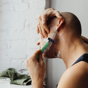 FKYzixeh lubricating-strip razor, smooth glide for comfortable shaving.