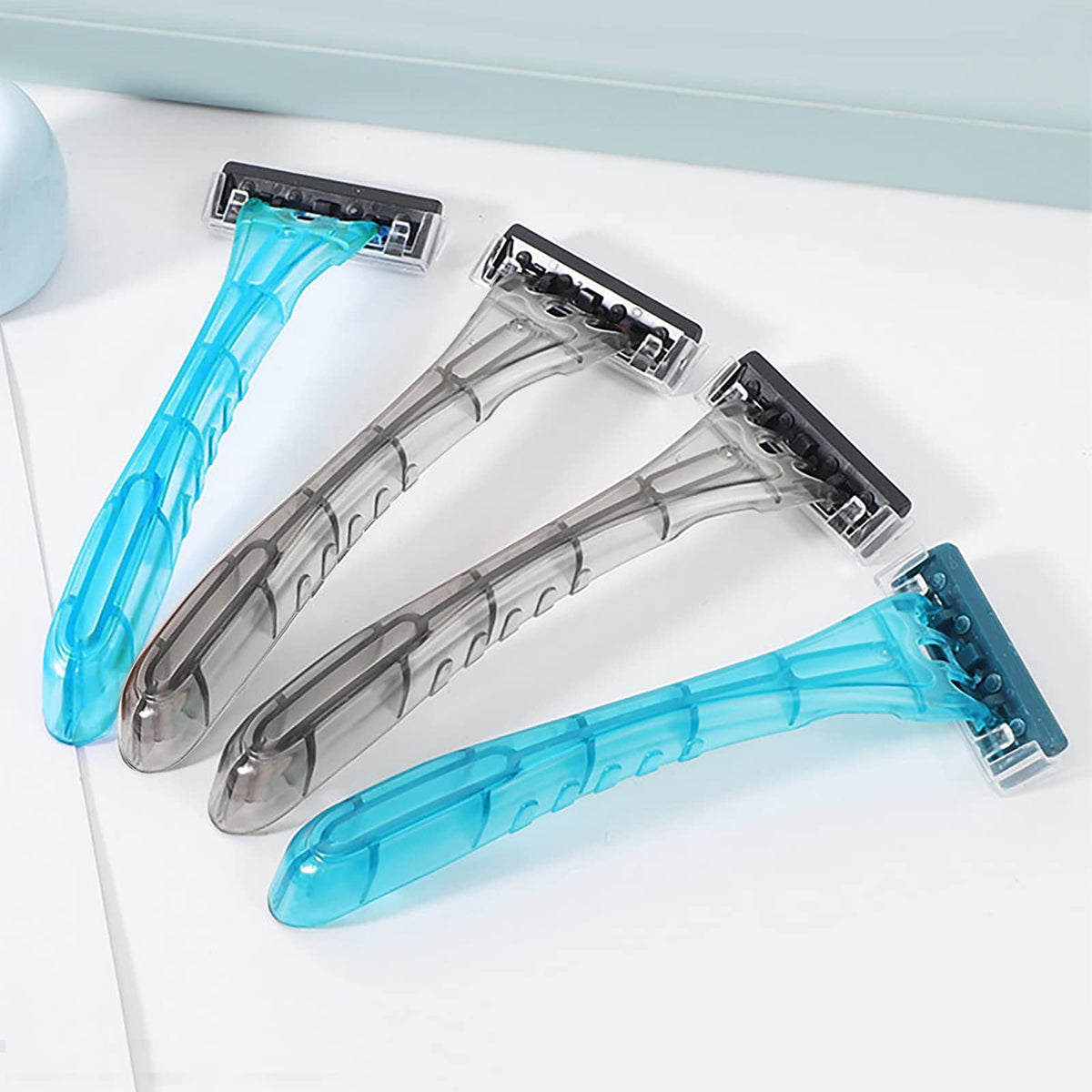 FKYzixeh twin stainless steel blades provide a sharp, durable shave