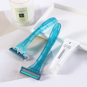 FKYzixeh razor features a wider lubrication strip for smooth glides
