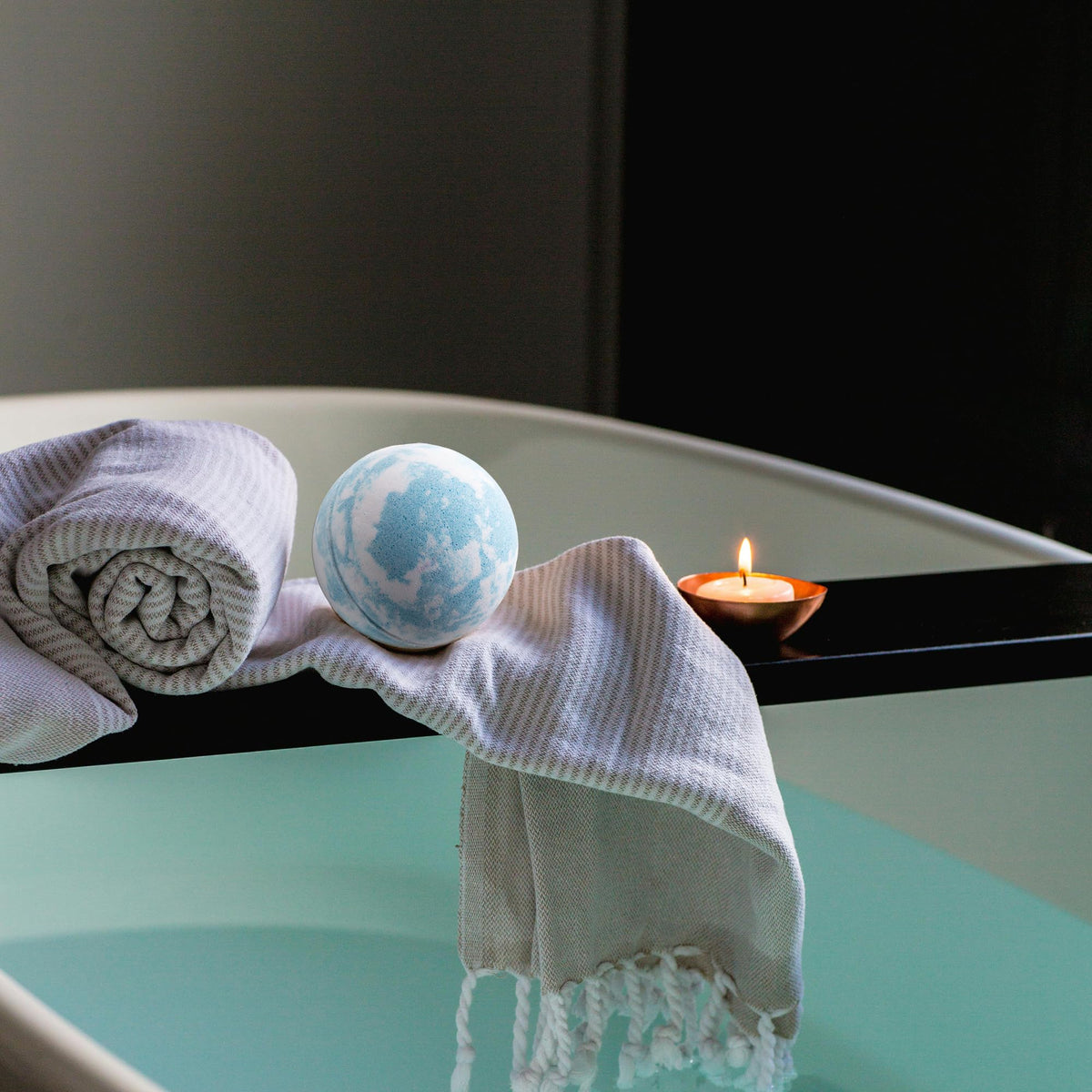 FlowBredolent bath bomb gardenia enriches the bath with a lush floral aroma.