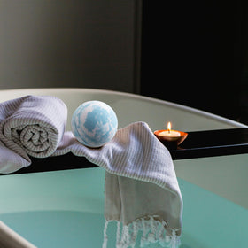 FlowBredolent bath bomb gardenia enriches the bath with a lush floral aroma.
