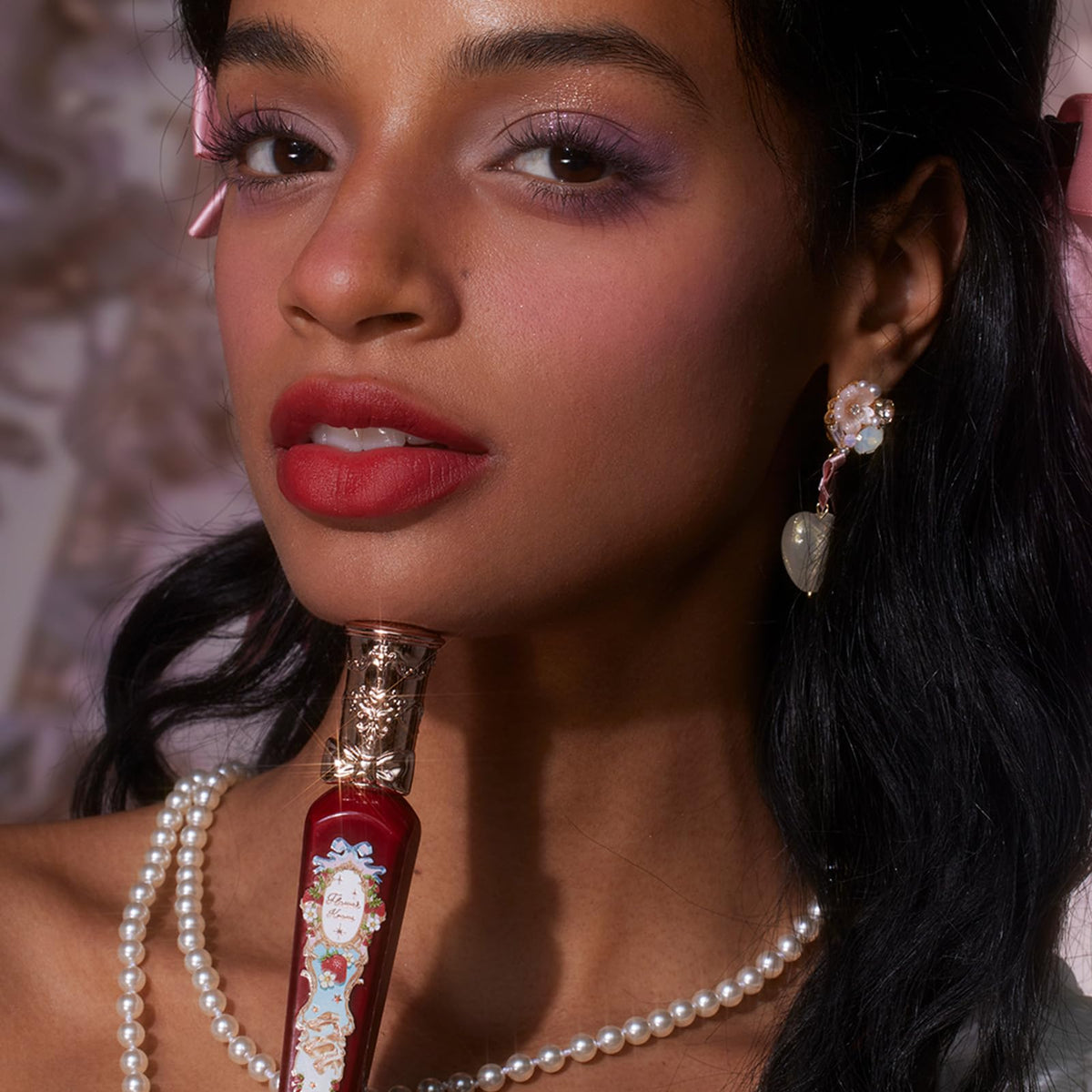 Flower Knows vegan formula icon indicates alcohol-free, hydrating lip care.