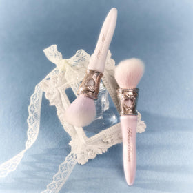 Flower Knows Bunny Garden blush brush designed to be scratch-proof with zero shedding.