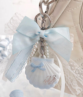 Flower Knows glittery finish enhances natural glow with silk-like glide.