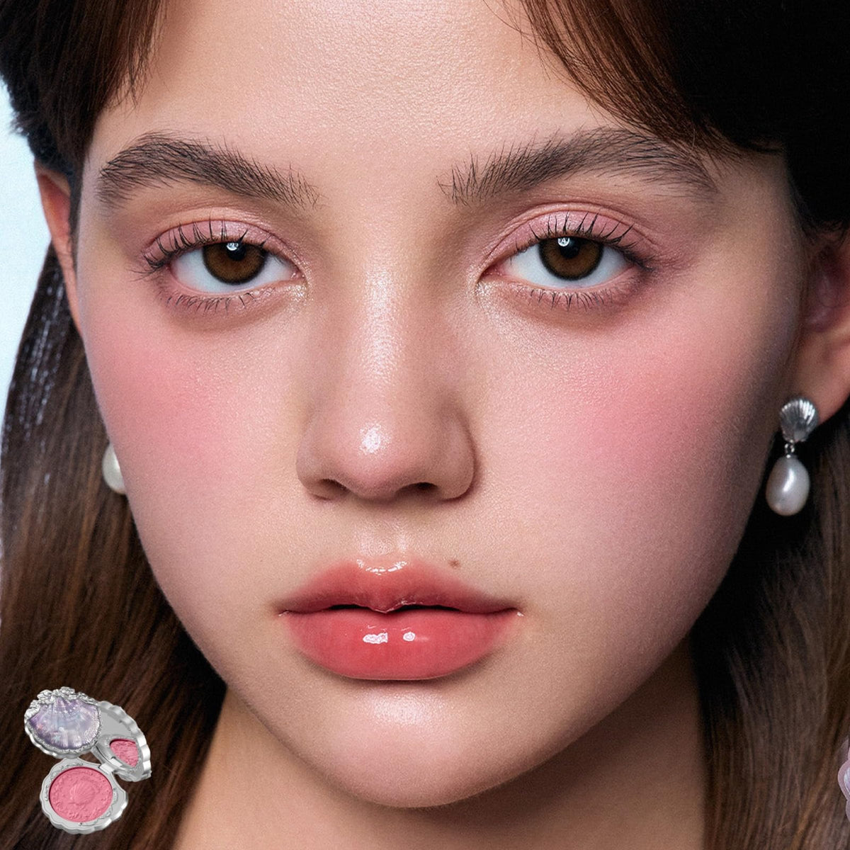 Flower Knows Highlighter Stick 02 delivers dewy radiance and warmth.