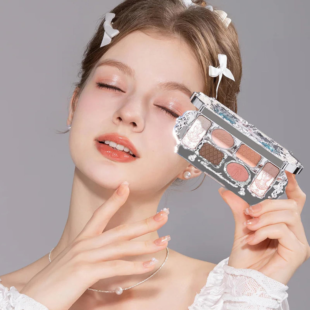 Flower Knows Swan Ballet palette 01 White Swan neutrals for warm, natural makeup.