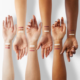 FOCALLURE contour kit application on cheeks for soft contour
