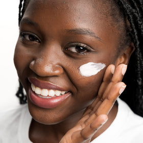 FORMULA 10.0.6 Seriously Shine Free matte moisturizer cap-top close-up highlights easy flip-cap for mess-free application.