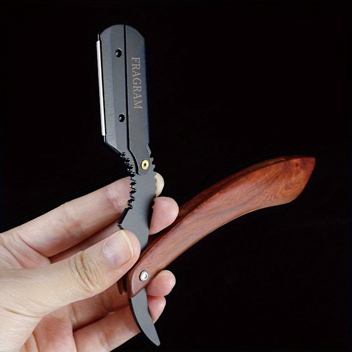 FRAGRAM razor stand included keeps your grooming space tidy and ready