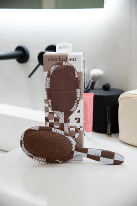 FRAMAR Scalp massage action with soft bristles promotes comfortable brushing