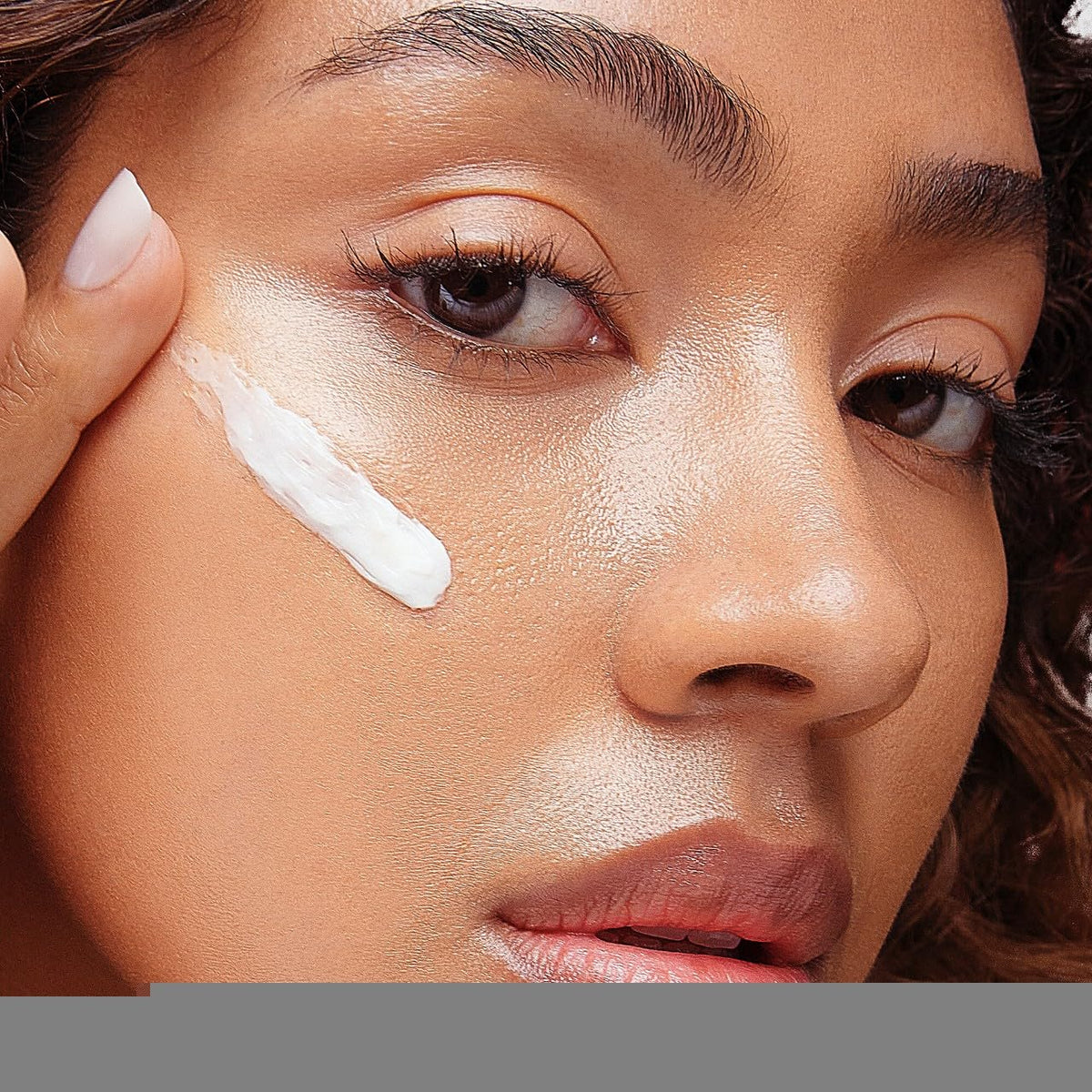Freck Beauty RICH Babe texture swirl demonstrates lightweight, fast absorbing hydration.