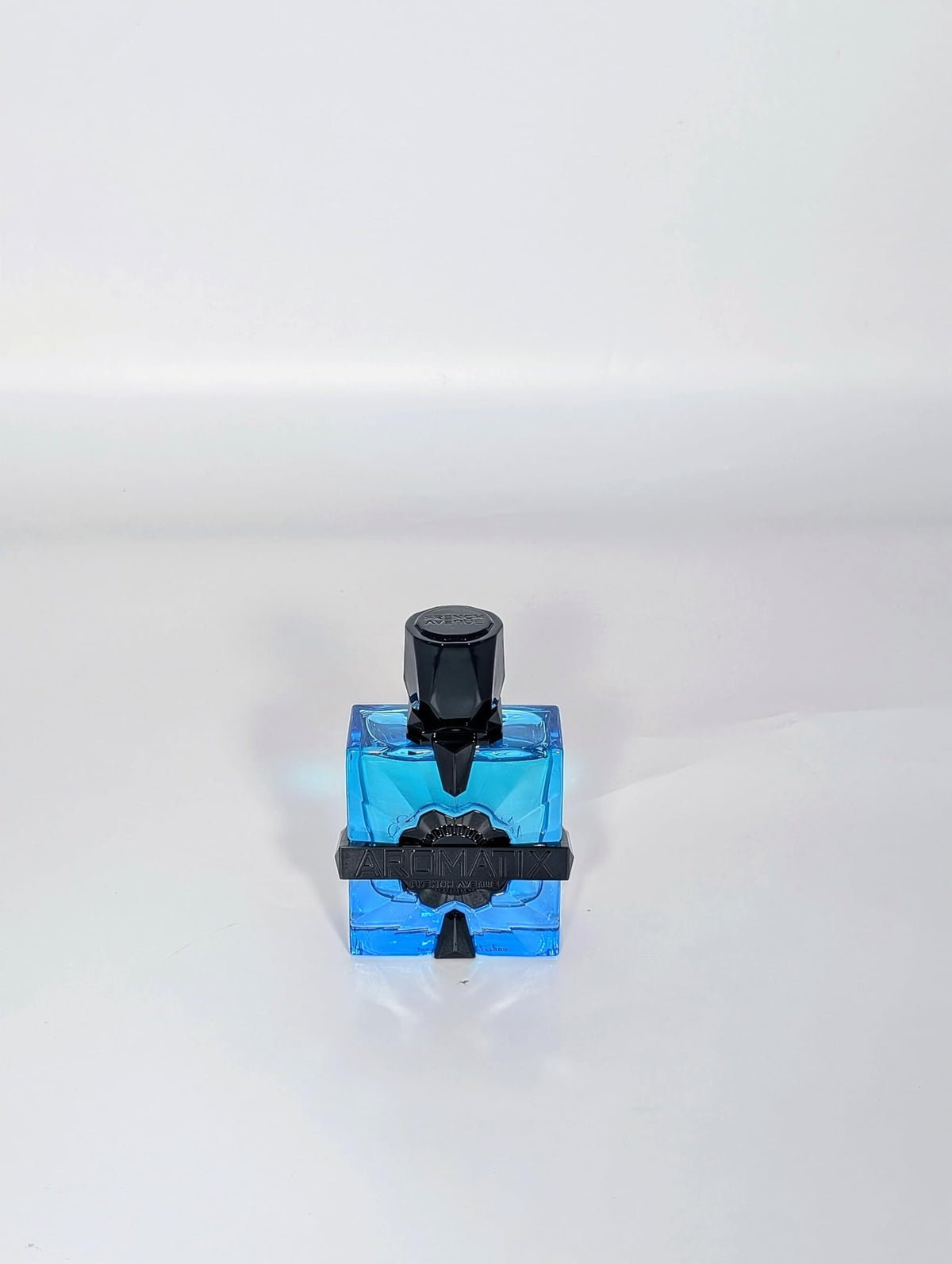 French Avenue Magnetiq top notes of bergamot and pink pepper introduce a fresh opening.