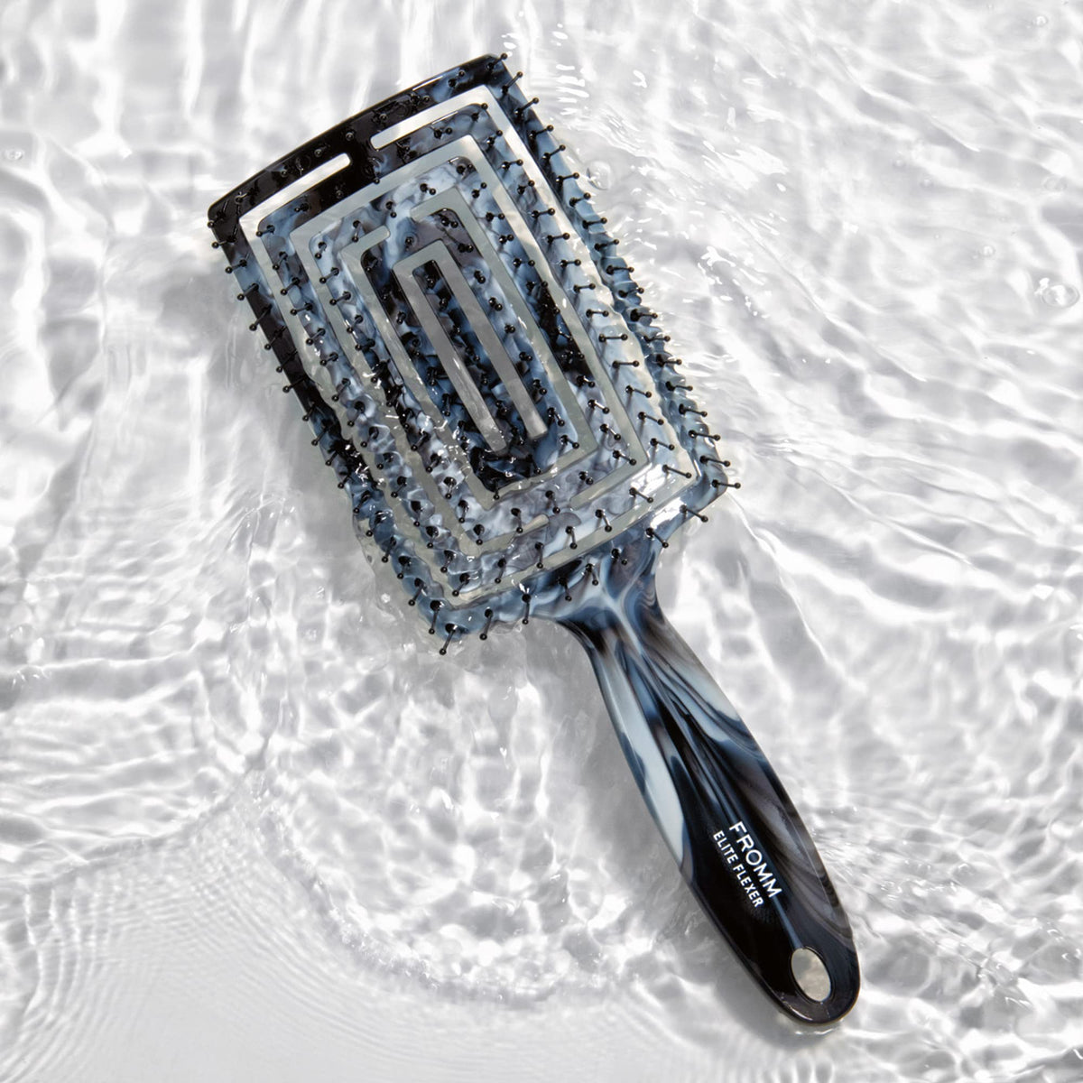 Fromm Elite Flexer flexible base adapts to head shape for comfortable brushing.