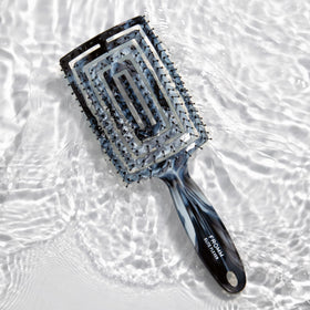 Fromm Elite Flexer flexible base adapts to head shape for comfortable brushing.