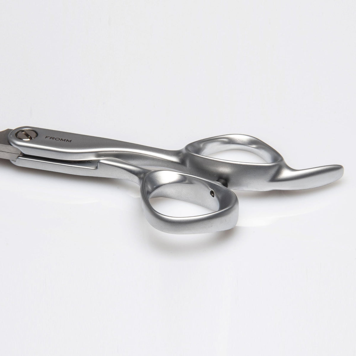 Fromm Transform close-up of sandblasted inner edge for quieter cutting