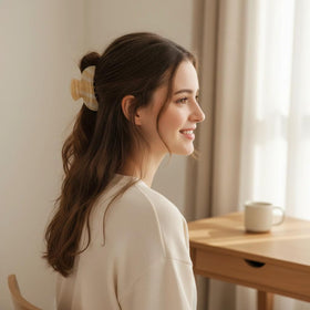 Fsmiling beige claw clip suitable for everyday wear