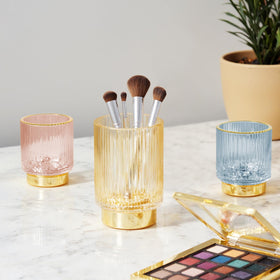 FullMeet gold-plated rim detail adds luxe touch to the holder