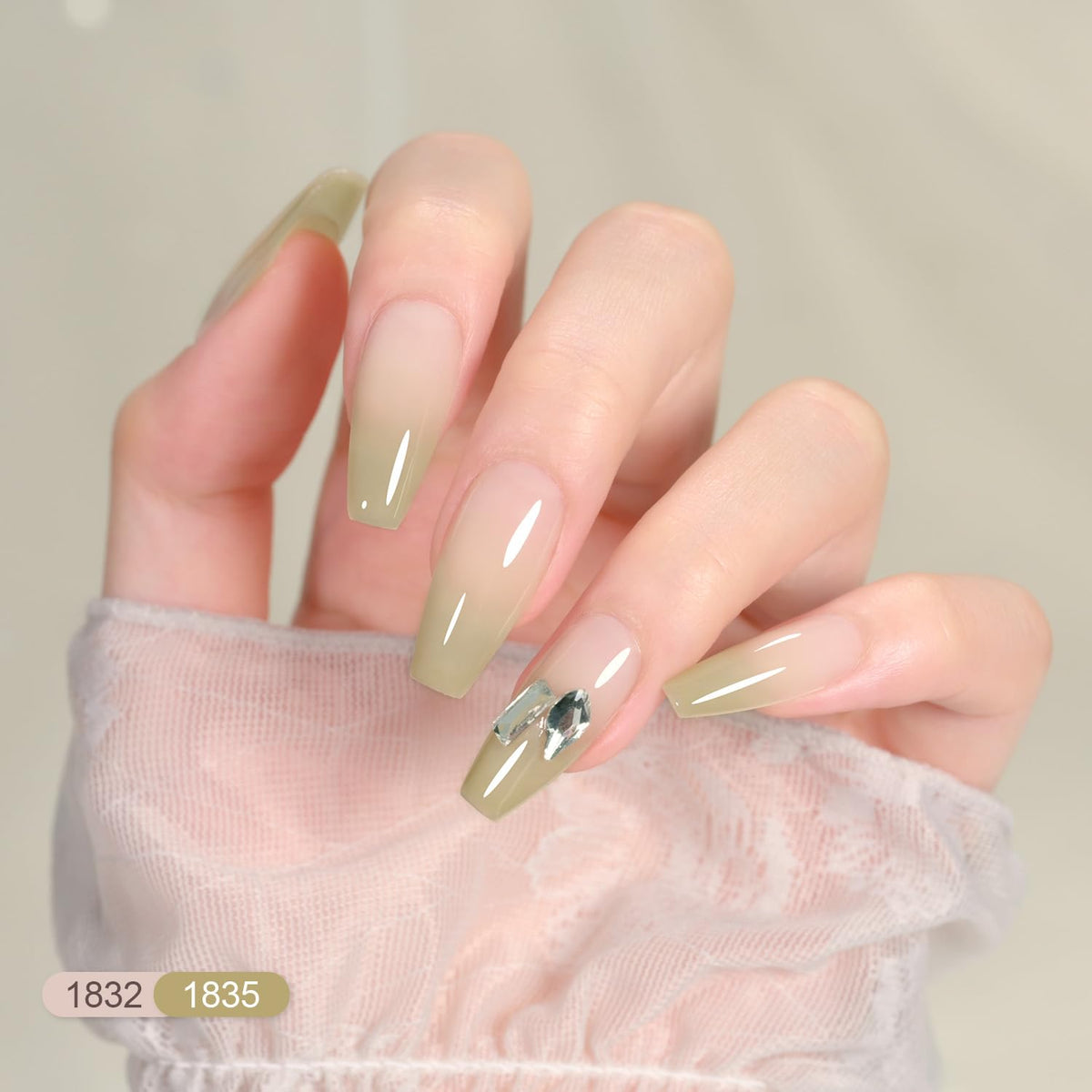 GAOY glossy top coat delivering a shiny gel finish.